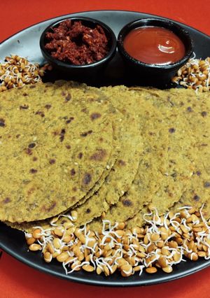 कुळीथ पुदिना पराठा (Kulith pudina paratha recipe in marathi) रेसिपी चे मुख्य फोटो 