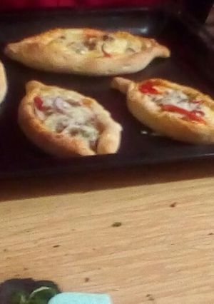 A picture of Pizza boat.