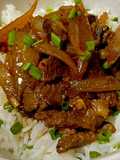 ข้าวหน้าเนื้อผัดไวน์แดง