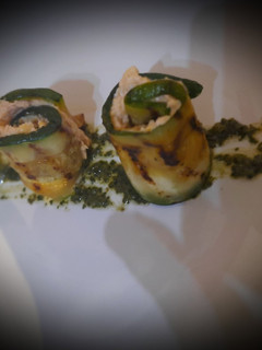 Una foto de Rollito de calabacín, atún, y queso ricotta sobre pesto