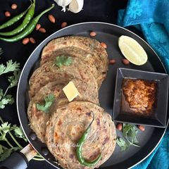 A picture of Thecha Lachcha Paratha.