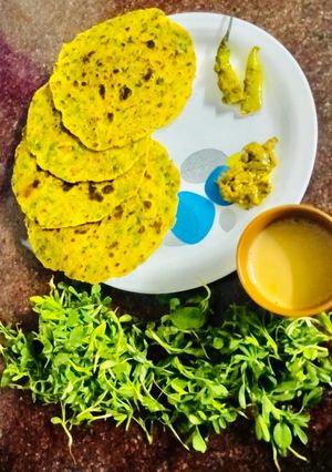 A picture of Gujarati meethi Thepla with Achaare Chutney.