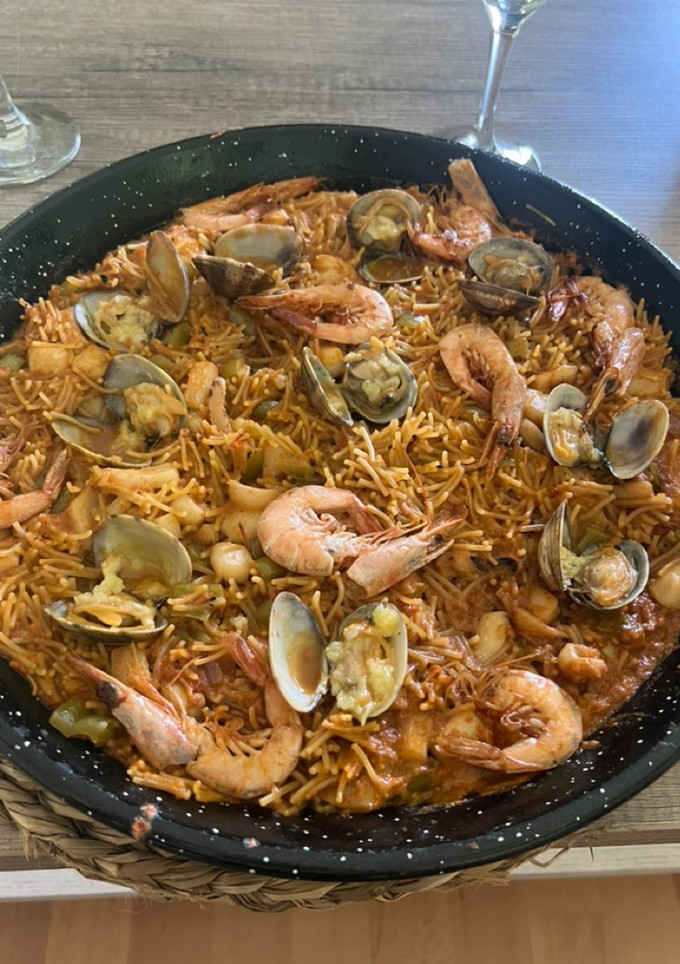 Una foto de Fideuá de marisco