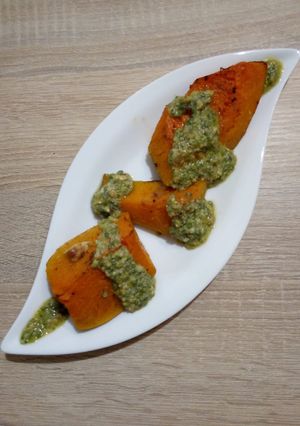 Pikáns sütőtök zsályás pestóval recept fotója