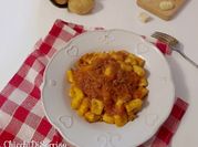 Una foto di gnocchi di patate con carne