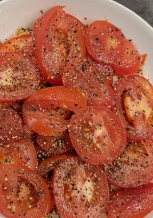 A picture of Salt and pepper tomato slices 😋.