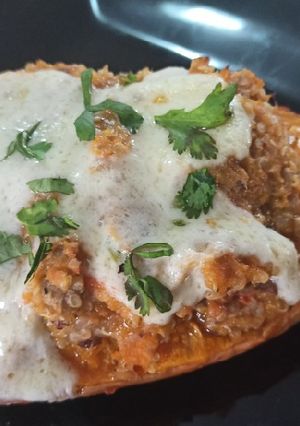 Una foto de Zapallo relleno con quinoa y atún