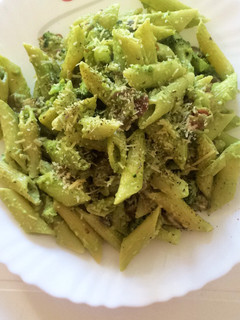 Una foto de Pastas verdes con tocino