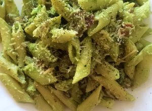 Una foto de Pastas verdes con tocino