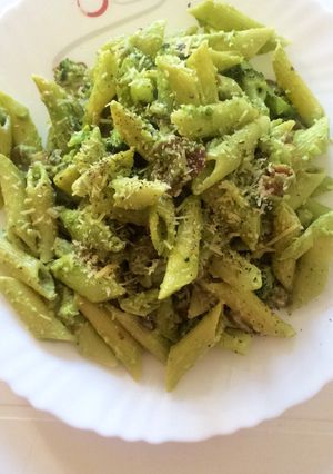Una foto de Pastas verdes con tocino