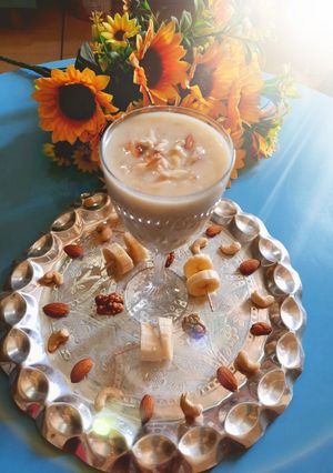 A picture of Banana Dry Fruit Smoothie.