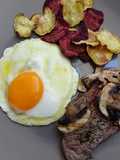 Escalopes de vitelão grelhados com cogumelos e chips de batata doce e beterraba