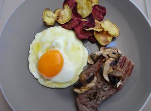 Foto de Escalopes de vitelão grelhados com cogumelos e chips de batata doce e beterraba
