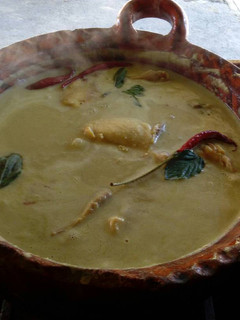 Una foto de Pollo con habas cremosas