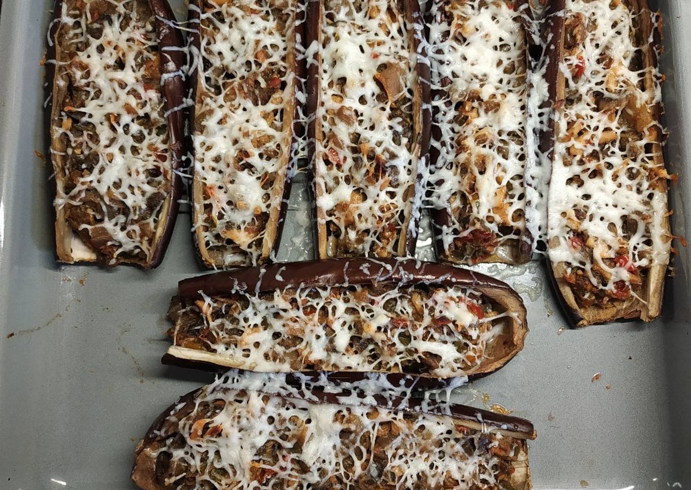 Berenjenas rellenas e hilos de cabra