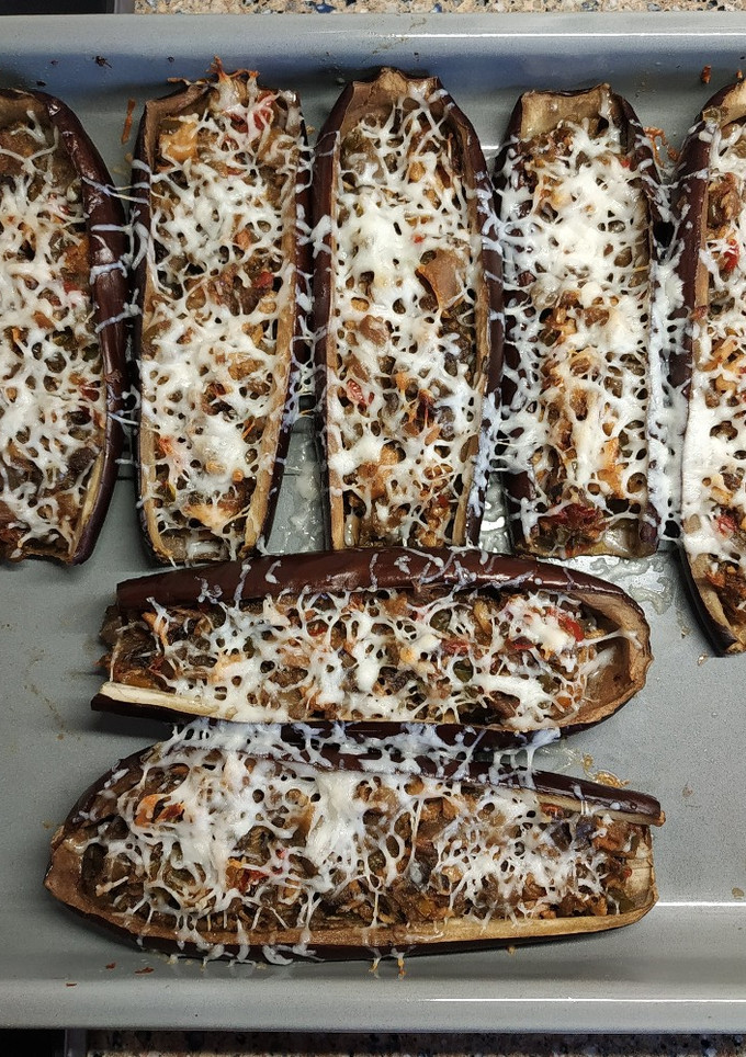 Una foto de Berenjenas rellenas e hilos de cabra
