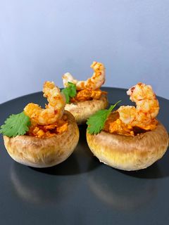 Una foto de Champiñones Rellenos de Gambones al Ajillo 🧄