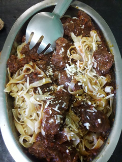 Una foto de Fideos con salsa roja y carne en trozos!