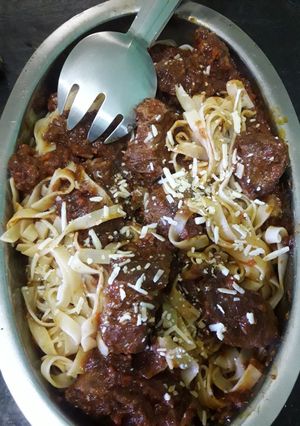 Una foto de Fideos con salsa roja y carne en trozos!