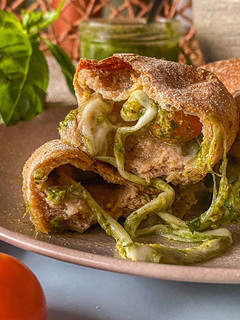 Una foto de Bombas caprese con pesto casero