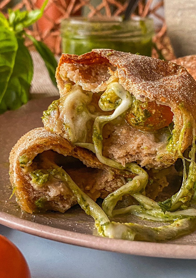 Una foto de Bombas caprese con pesto casero