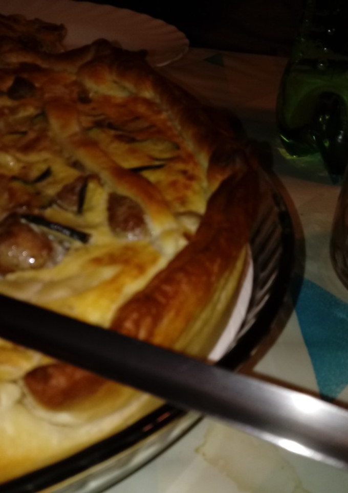 Una foto de Quiche de salchichas y calabacín