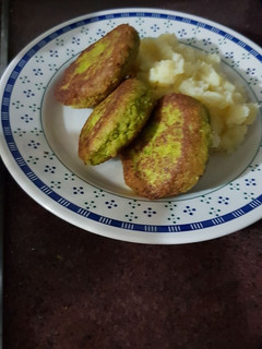 Una foto de Puré de papas con Croquetas de Brócoli