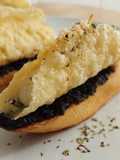Pincho de cono de parmesano relleno de brandada y olivada