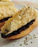 Pincho de cono de parmesano relleno de brandada y olivada