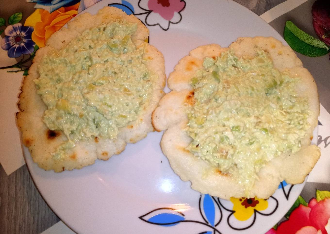 "Arepas" con relleno de pollo y aguacate