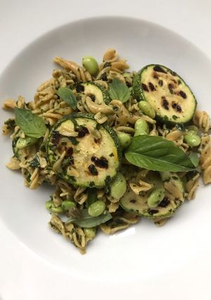 Una foto de Ensalada de pasta y calabacitas