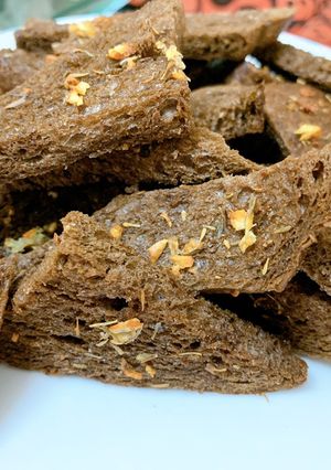 Hình của món Bánh mì đen nướng bơ tỏi.