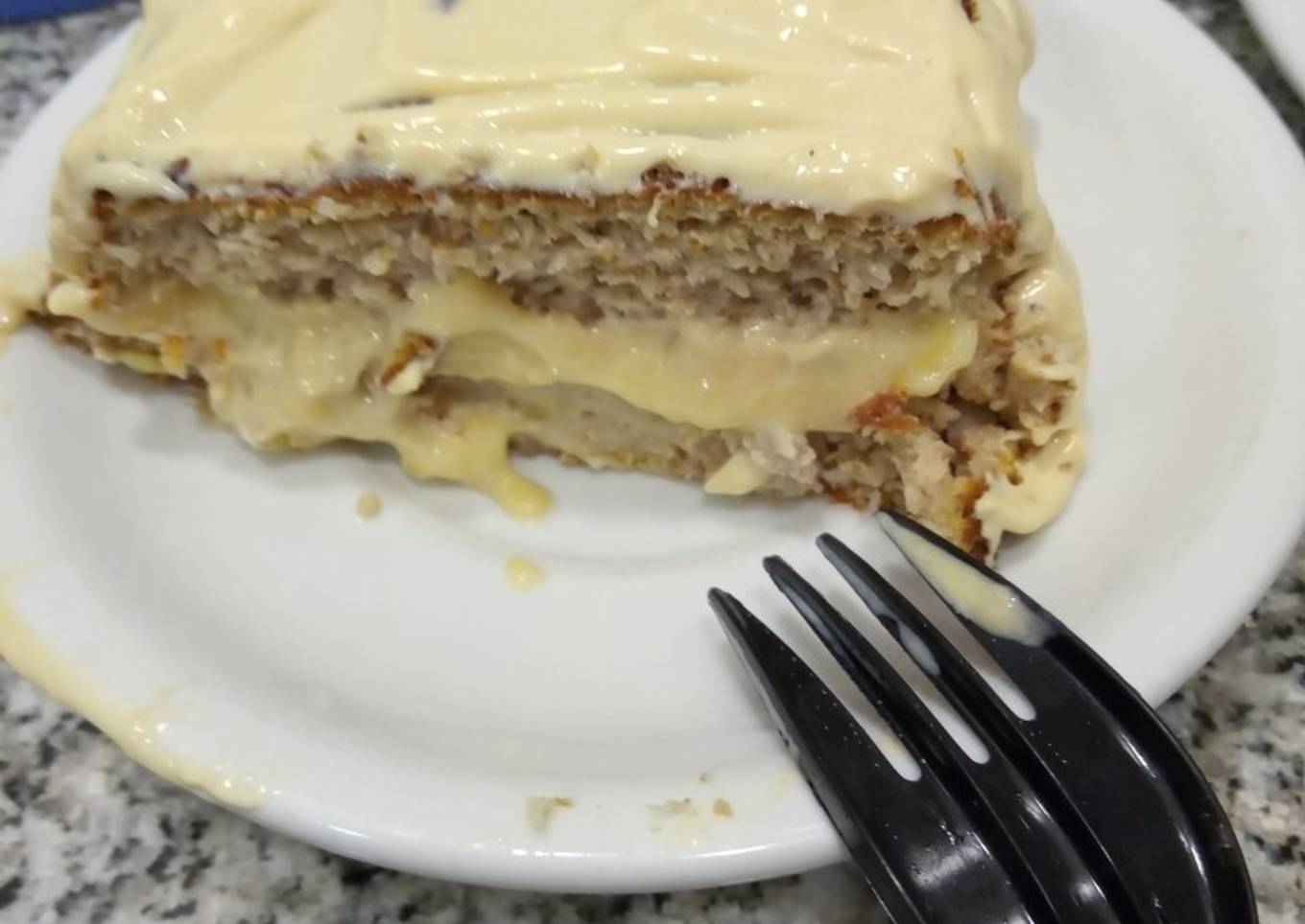 Torta saludable de banana y coco con crema de café