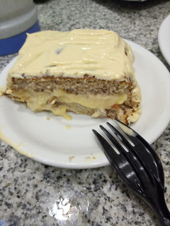 Una foto de Torta saludable de banana y coco con crema de café