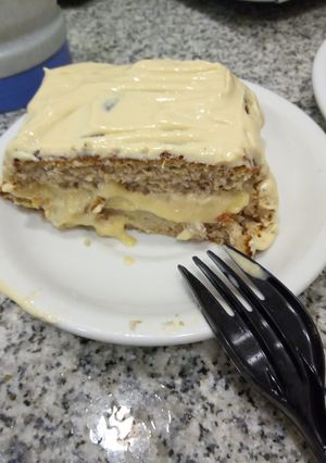 Una foto de Torta saludable de banana y coco con crema de café