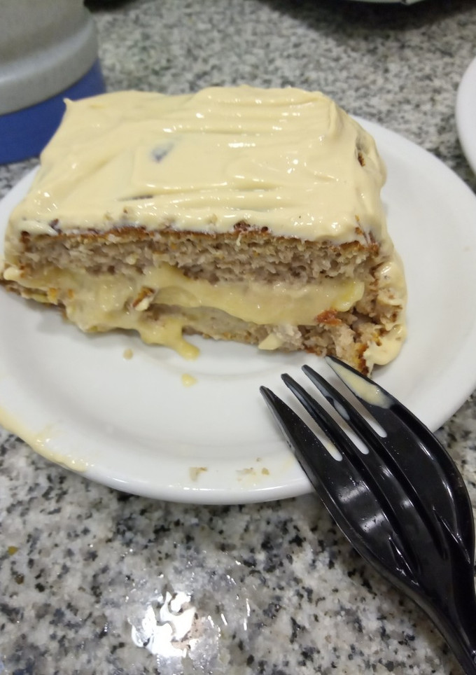 Una foto de Torta saludable de banana y coco con crema de café