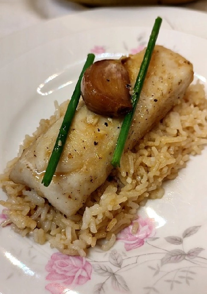 Una foto de Lomo de merluza en salsa de soja sobre cama de arroz basmati