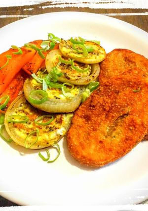 Una foto de Milanesa de Berenjena, Aros de Cebolla con Huevo y Calabaza