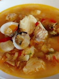 Una foto de Sopa de pescado y almejas con verduritas