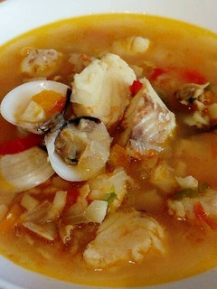 Una foto de Sopa de pescado y almejas con verduritas