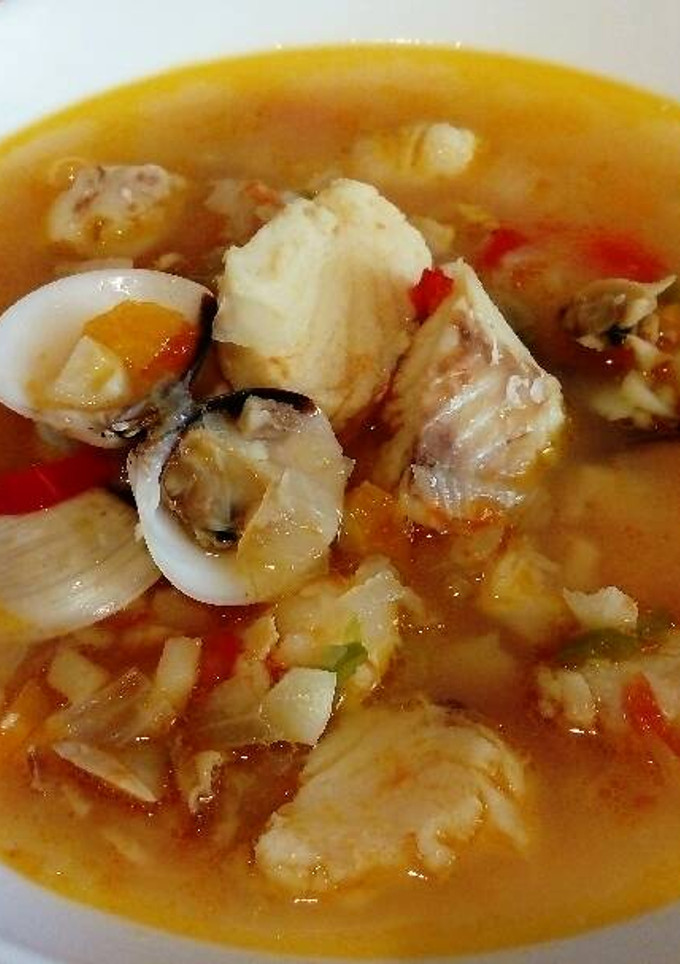 Una foto de Sopa de pescado y almejas con verduritas