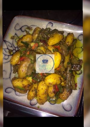A picture of Beef and vegetables sauce with potatoes.