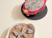 Une photo de fromage blanc aux graines de chia