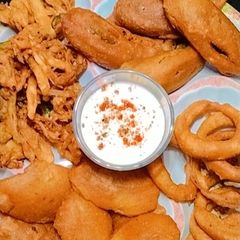 A picture of Mix pakora platter 💕مکس پکوڑہ پلیٹر💕.