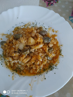 Una foto de Arroz con judías blancas sepia y habas baby