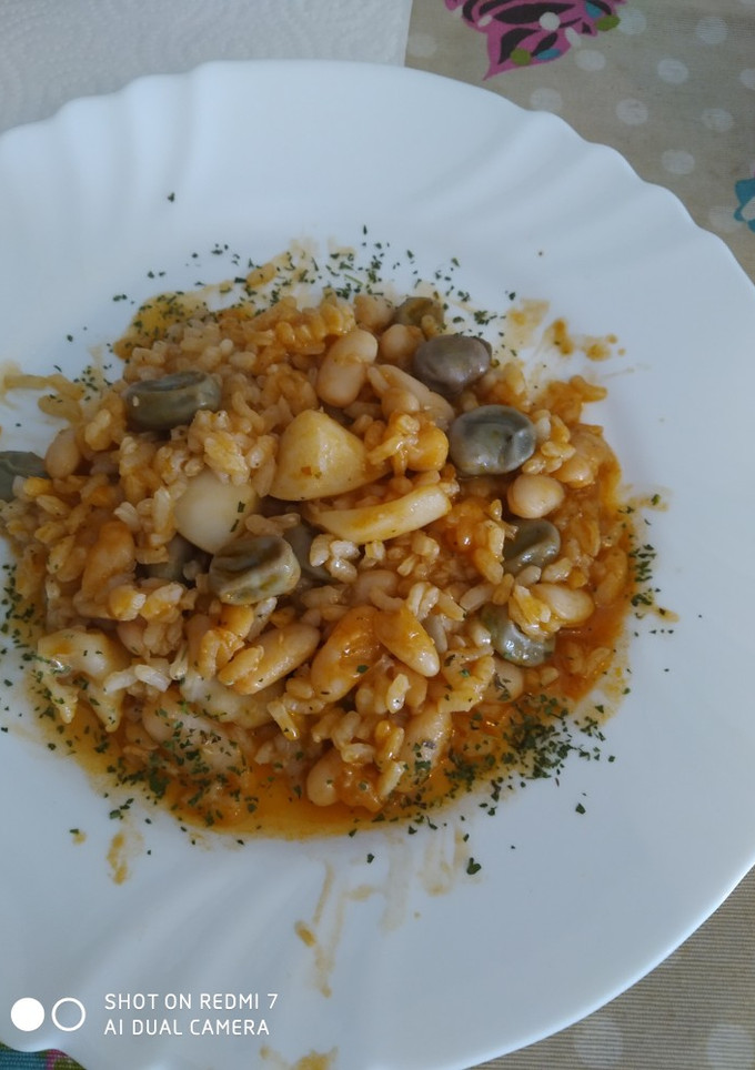 Una foto de Arroz con judías blancas sepia y habas baby