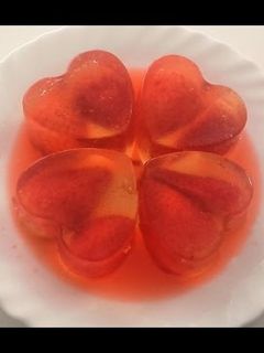 Una foto de Gelatina de cava y fresas