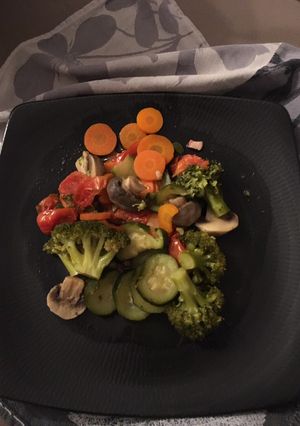 Une photo de Poêlée de brocolis, tomates, carottes