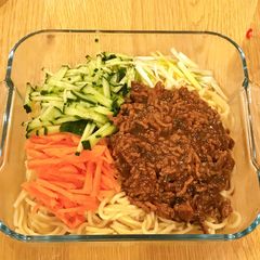 A picture of Fried sauce noodles.