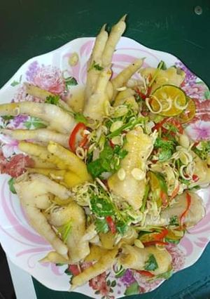 Hình của món Chân gà trộn sả ớt.